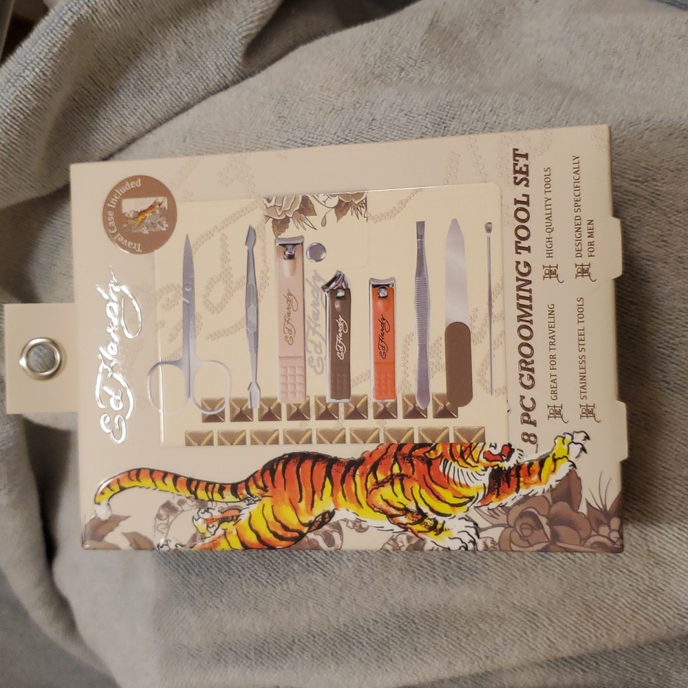 Ed Hardy 8 Piece Grooming Set W/ Case